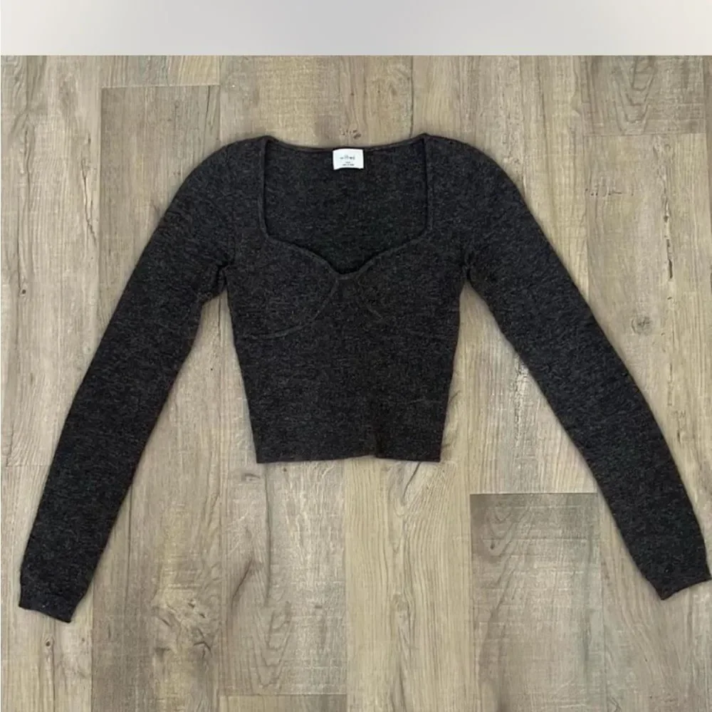 Aritzia Dark Gray Long Sleeve Crop Top
